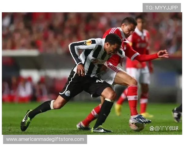 莱万多夫斯基关键拦截与抢断展现防守意识,助球队保持竞争力增强的后防表现