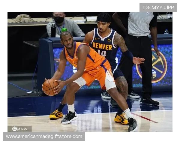 克里斯·保罗利用挡拆提升组织效率，助力球队关键回合得分爆发