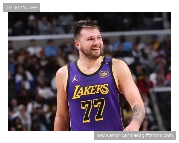 欧文改做挡拆拉开空间为东契奇造空位三分